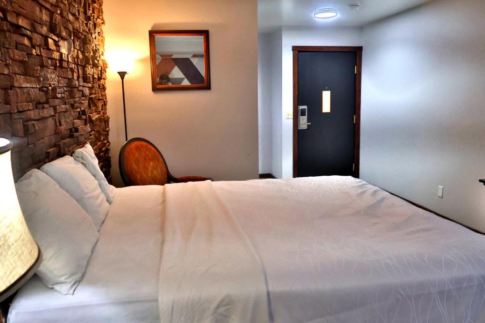 1 King Bed Non-Smoking interior